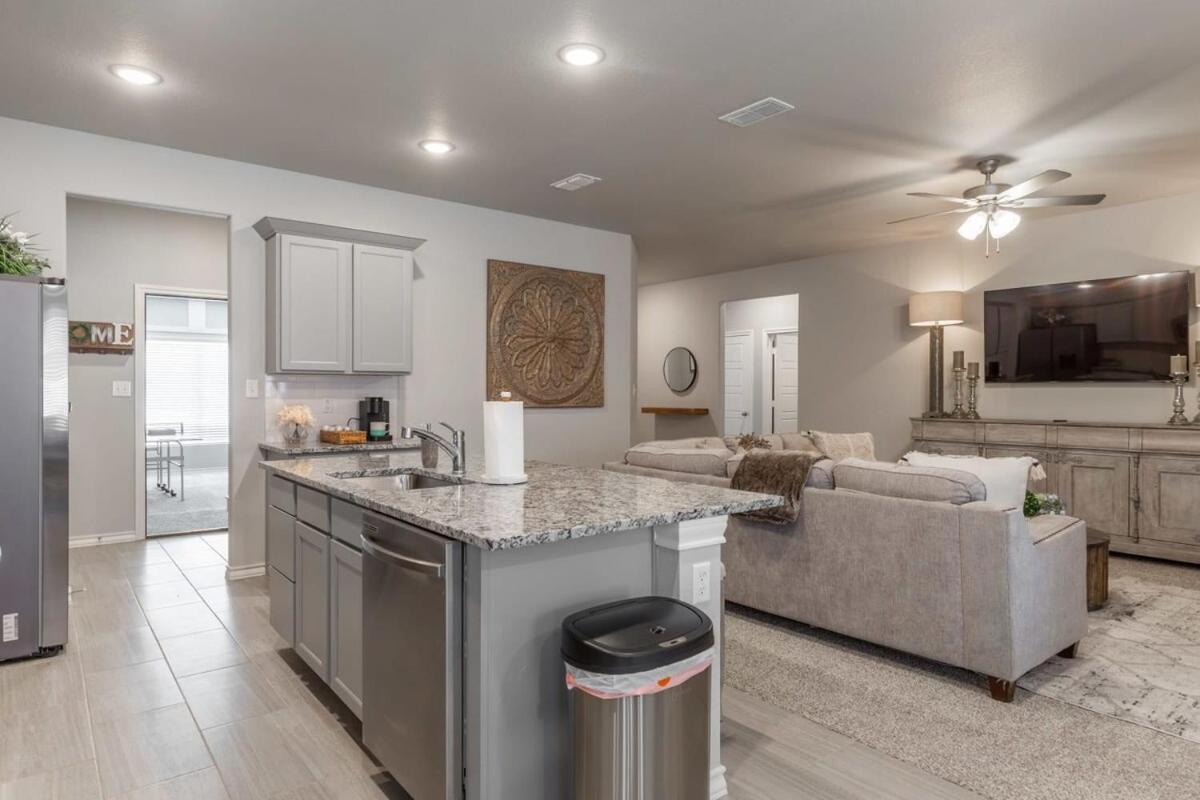 Entire House~ Spacious~ Prime Location~ Backyard Lubbock Ngoại thất bức ảnh